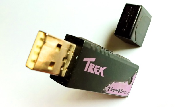 25/ 02/ 2000 | ThumbDrive (το πρωτο USB stick)