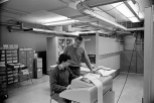 Ο Τομ Κουρτζ συνεργάζεται με τον Μάικλ Μπους την εγκατάσταση του υπολογιστή GE 225 στο κολέγιο του Ντάρτμουθ. Σε αυτόν τον υπολογιστή, ο Μπους θα σχεδιάσει το λειτουργικό σύστημα μερισμού χρόνου, που θα δοκιμαστεί παράλληλα με την BASIC το Μάιο του 1964.