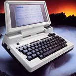 Tandy TRS-80 Model 200 (1984): O διάδοχος του λιλιπούτειου (δάστασης Α4) Model 100 της Tandy, ήταν ένα laptop με διπλάσιας διάστασης -και ανάλυσης- οθόνη, καθώς και ενσωματωμένο μόντεμ. Καθώς προοριζόταν κι αυτό κυρίως σε ρόλο ηλεκτρονικής ατζέντας, διέθετε τα ίδια οριακά τεχνικά χαρακτηριστικά. Ειδικά ο 8μπιτος 8085 ήταν ήδη ξεπερασμένος, αλλά υπερεπαρκής για τις ανάγκες του. Το κυριότερο όμως ήταν πολύ ελαφρύ και ιδιαίτερα προσιτό.