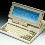 Toshiba T-1100 (1985): Μπορεί η Toshiba να το διαφήμισε ως το "πρώτο laptop μαζικής παραγωγής", στην πραγματικότητα όμως είχαν προηγηθεί αρκετά άλλα μοντέλα. Αυτό που δεν αμφισβητείται είναι ότι το T-1100 υπήρξε το εκείνο που επέτυχε την ιδανική ισορροπία μεταξύ ισχύος και φορητότητας, χάρη στην εκτεταμένη χρήση ηλεκτρονικών χαμηλής κατανάλωσης, τεχνολογίας CMOS. Επιπλέον ήταν 100% συμβατό με IBM-PC. Με τον Τ-1100 σφραγίστηκε και η φήμη της Toshiba ως ένας από τους κορυφαίους κατασκευαστές φορητών υπολογιστών.
