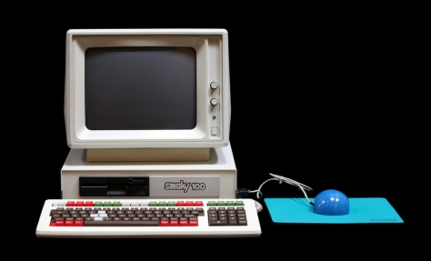 O Smaky 100 ήταν το πρώτο εμπορικό μοντέλο της σειράς. Ένας 16μπιτος υπολογιστής με παραθυρικό περιβάλλον χρήσης και ποντίκι, αντίστοιχος του σύγχρονού του Macintosh.